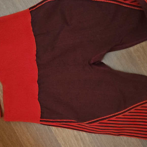 ALALA Convertible Seamless Sports Bra & Leggings Set Bright & Dark Red Stripes - Picture 7 of 16